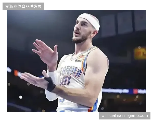 卡鲁索在季后赛中场均贡献2.2次“抢断+盖帽”，成为雷霆板凳席上最可靠的防守尖兵